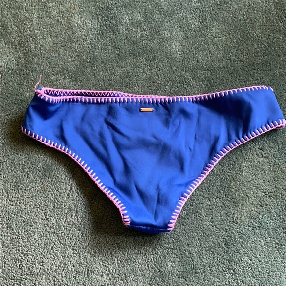 Victoria’s Secret Bikini - Picture 5 of 8